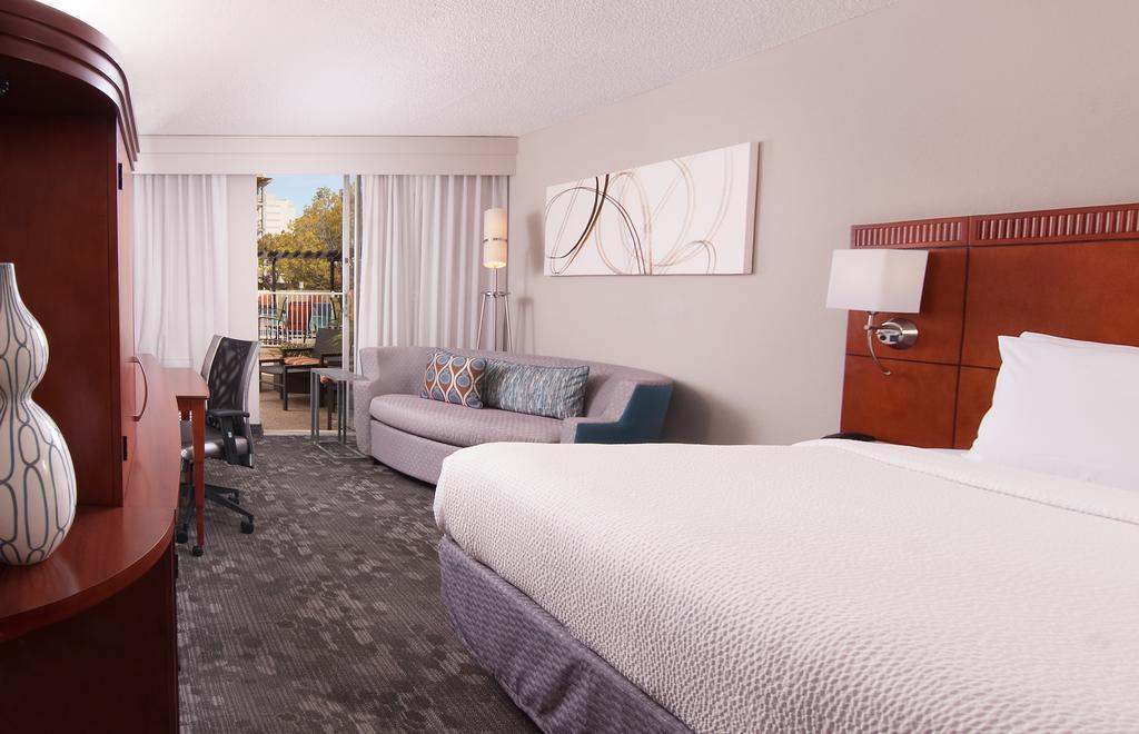 Courtyard Miami Coral Gables Hotel Bagian luar foto