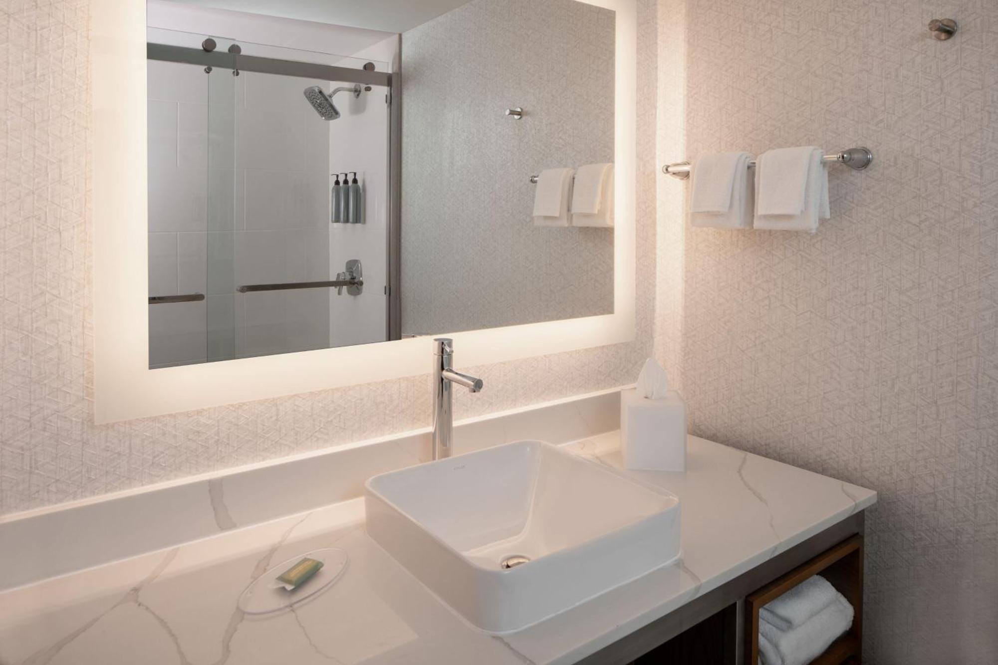 Courtyard Miami Coral Gables Hotel Bagian luar foto