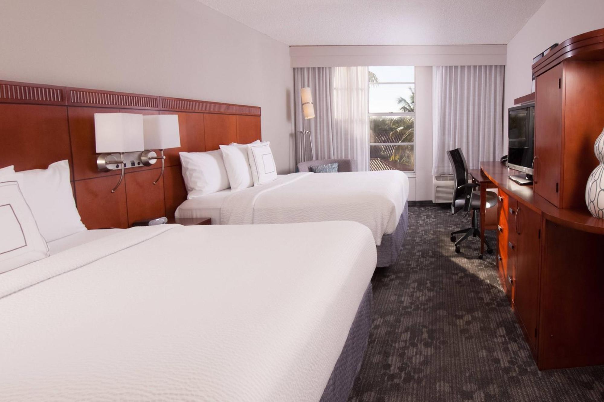 Courtyard Miami Coral Gables Hotel Bagian luar foto