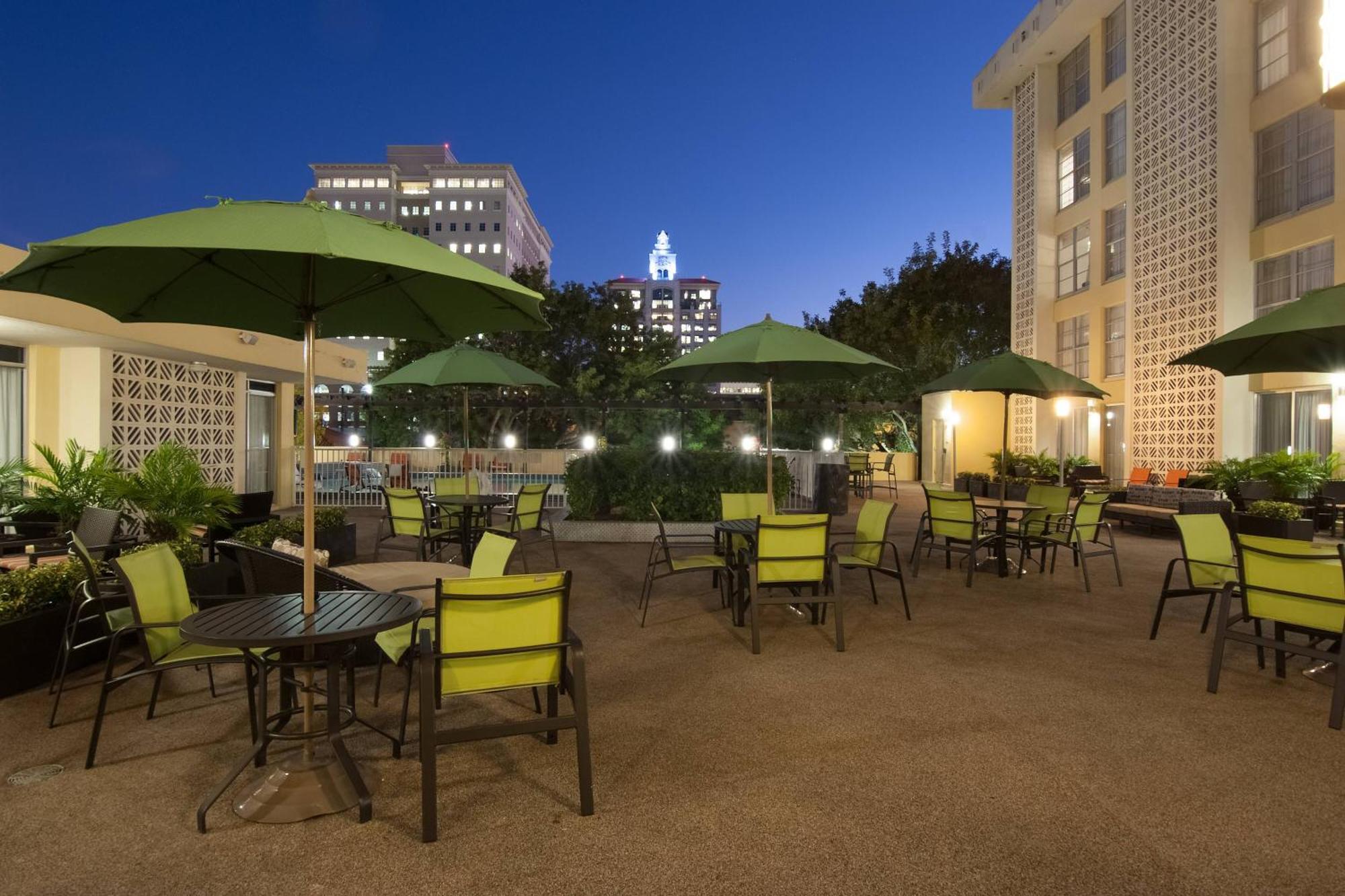Courtyard Miami Coral Gables Hotel Bagian luar foto