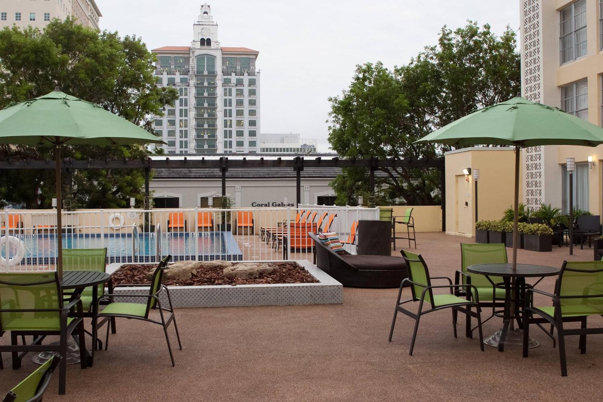 Courtyard Miami Coral Gables Hotel Bagian luar foto