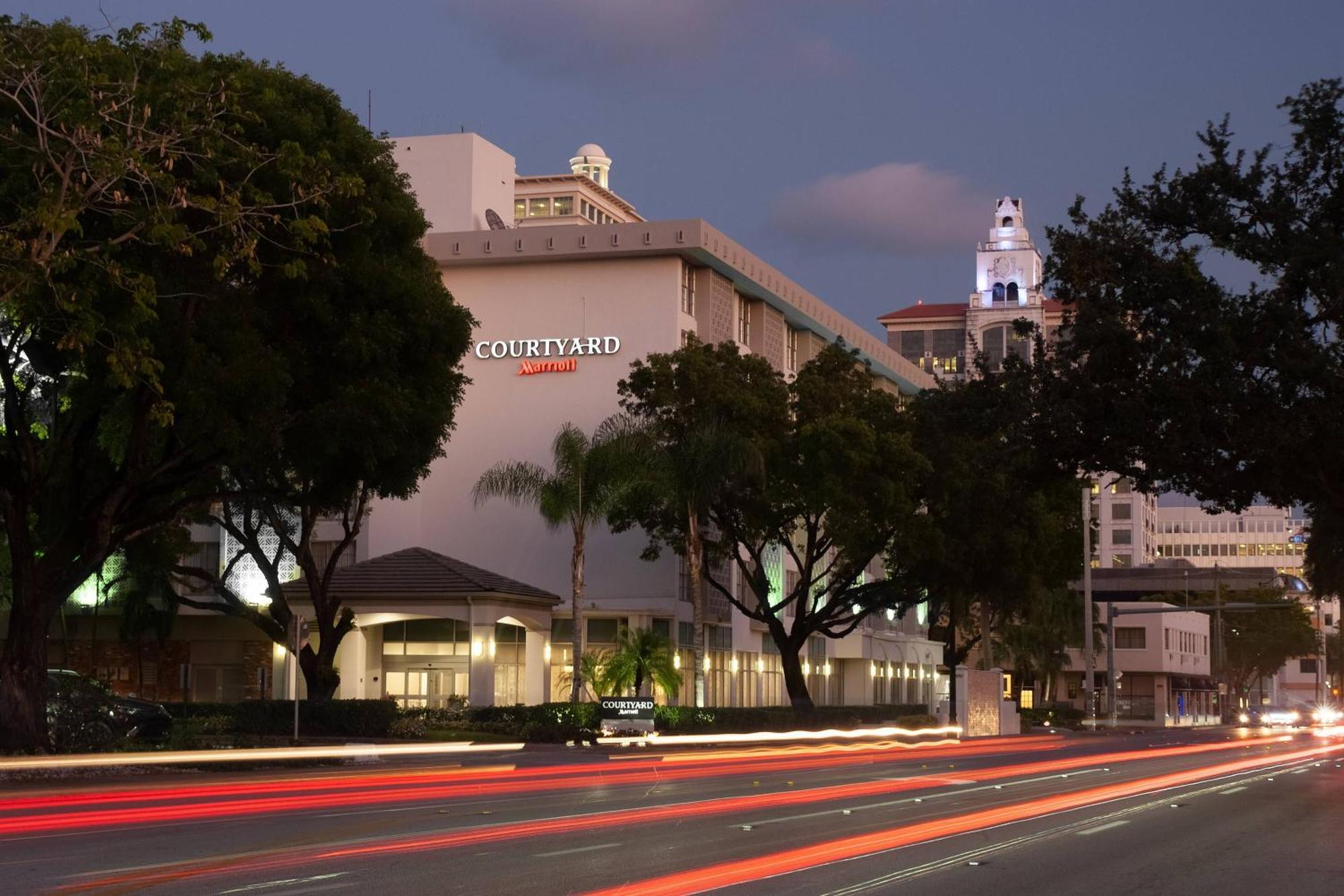 Courtyard Miami Coral Gables Hotel Bagian luar foto