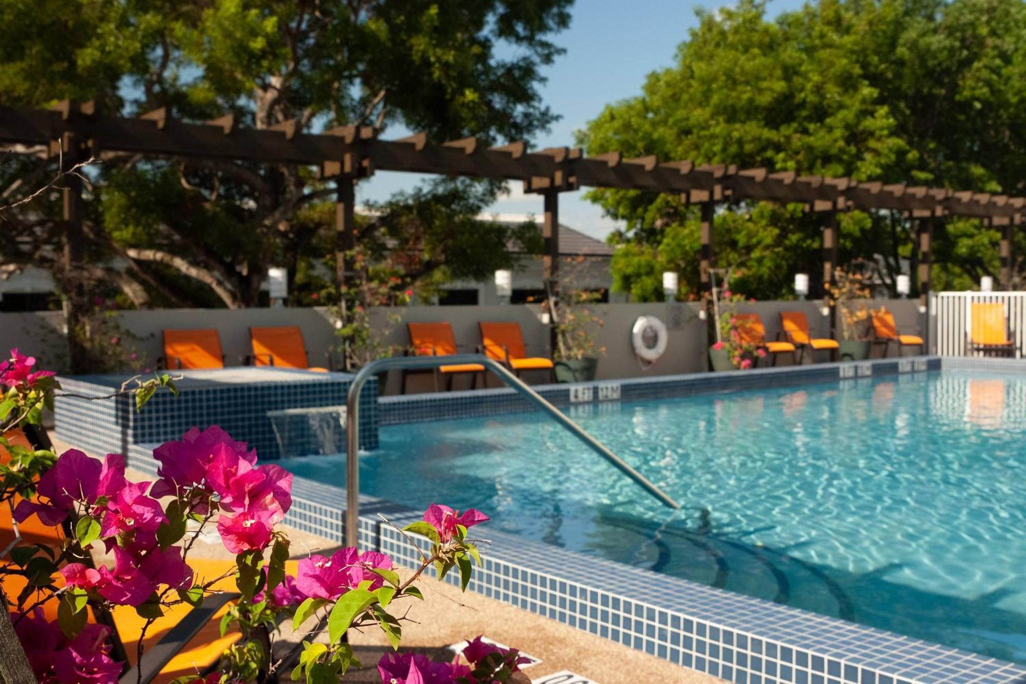 Courtyard Miami Coral Gables Hotel Bagian luar foto
