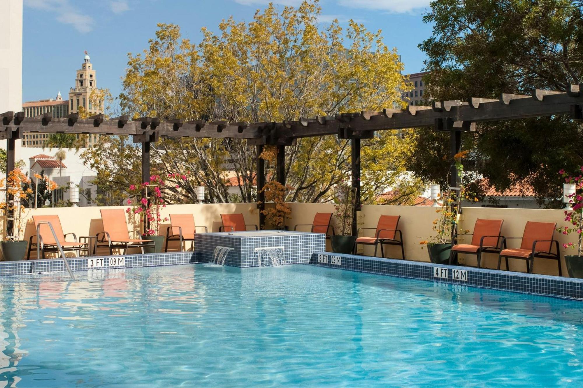 Courtyard Miami Coral Gables Hotel Bagian luar foto